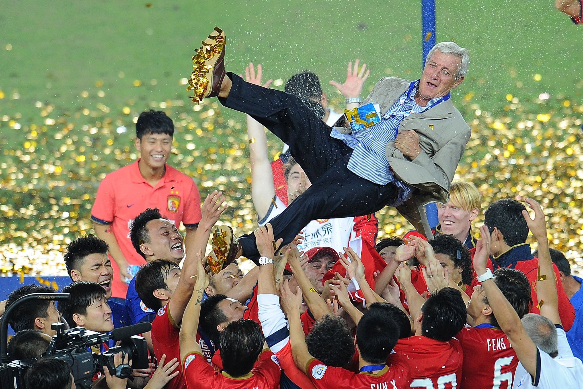 恒大队员表现出色，赢得掌声