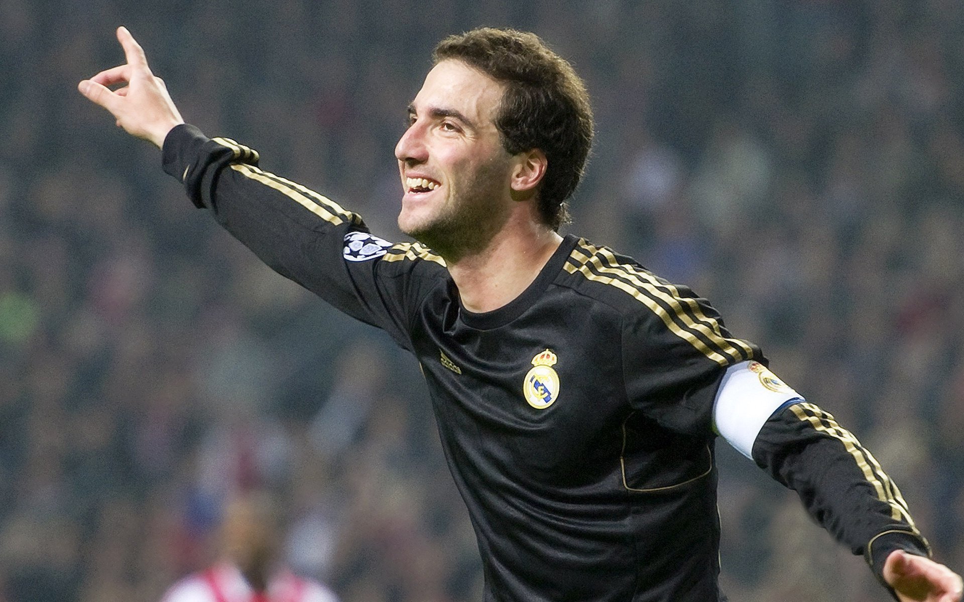 从奥斯梅恩的攻防转换到加拿大的绝杀奇迹—现代足球核心价值的双重奏鸣