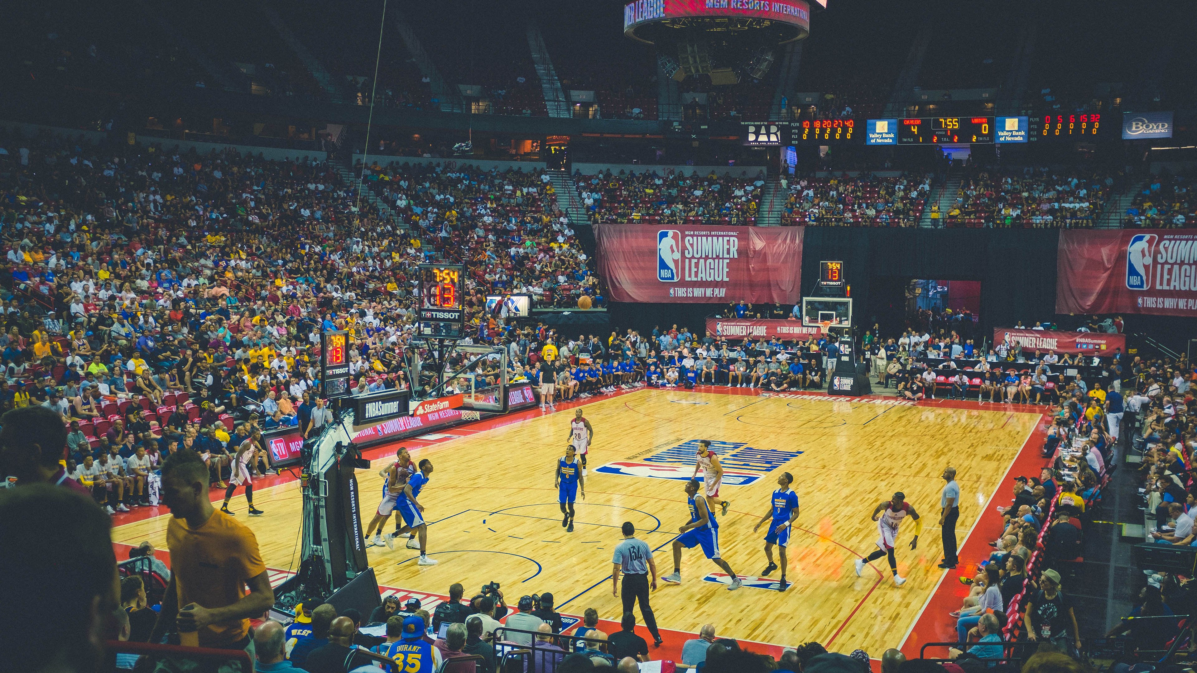 开云体育直播-温布尔登的最后一抹斜阳，拉沃尔杯上，阿尔卡拉斯以一场险胜书写网球新纪元的唯一注脚